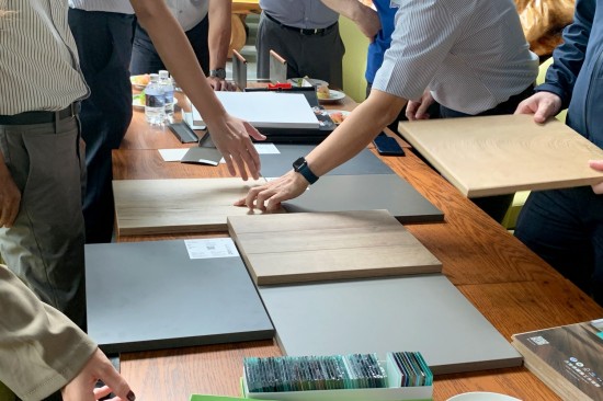 輕觸板材的材質(zhì)質(zhì)地，觀察設(shè)計調(diào)性、紋路，職人細細琢磨，以講究打造生活，成為職人選品的千種理由。