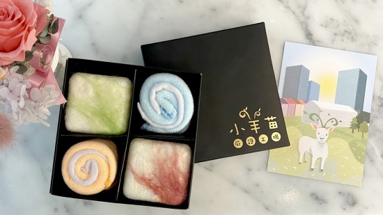 羊毛皂由小羊苗庇護工場內(nèi)的身心障礙員工獨立完成，作畫般揮灑而成的創(chuàng)意，絲絲羊毛如一抹夕陽雲(yún)彩般的色調(diào)。