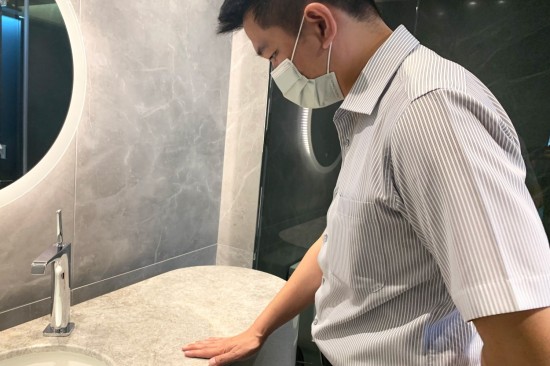 生活質感需要細細品味，輕觸材質質地，觀察設計調性、紋路，職人細細琢磨，以講究打造生活，感受肌膚觸感最佳的質地。