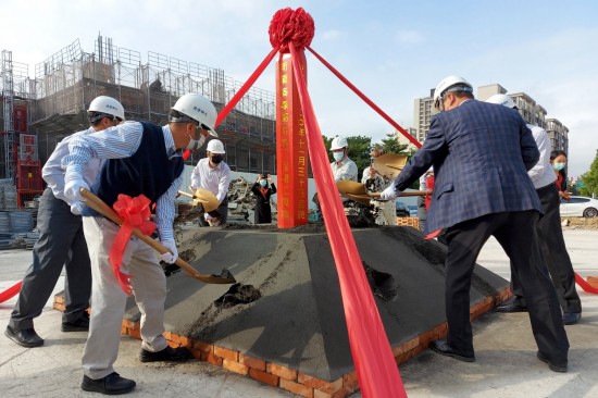 齊心共喊「開工大吉」；以金鏟鏟起沙堆，象徵工程進(jìn)度平安順利，新業(yè)重視每個新案的起頭，勤懇踏實(shí)地為未來種下一個成家夢。