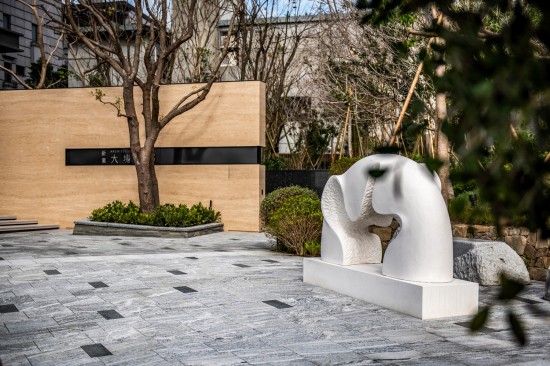 座落於大塊森鄰的公共藝術(shù)品『時(shí)光之河』，來(lái)自西班牙雕塑家–Nando Alvarez之手，從石雕作品中流露出時(shí)間和空間交互輕盈的抽象意涵，流動(dòng)連續(xù)性的圓弧，形成一座時(shí)光之橋。