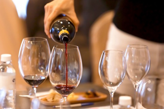 源自於墨西哥海岸的暖洋，繞過半個地球來到另一端北緯45度，灌溉大地，化作經(jīng)典的杯中佳釀。而歷史上女爵的聯(lián)姻、日不落帝國的發(fā)揚，讓波爾多紅酒登場之後，成為千年不滅的網(wǎng)紅，聞名遐邇。