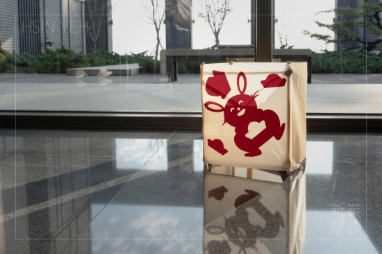 以剪紙裝飾燈籠，是古人對(duì)照明的創(chuàng)意，在白日陽(yáng)光穿透鏤空處，與光影共舞，也
別有一番風(fēng)味。