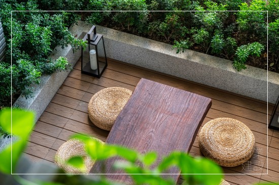 新業(yè)為城市築起一座森鄰，四季合院以四季為設(shè)計(jì)主題的露臺(tái)，不同的主題造景與高度視野，創(chuàng)造各具特色的空間感受，歡迎住戶走出家門(mén)，與鄰里在此一同小歇談心，就像是過(guò)去三合院前的「埕」，總是滿載著人們的笑語(yǔ)，和溫暖人情。