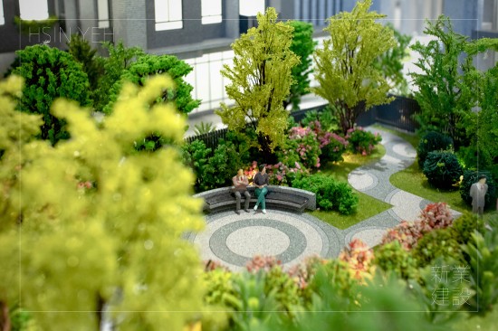 流動的日光綠蔭，一雙人影穿越其中，沉浸在綠意、恣意悠遊，是放鬆且愜意的好日子。