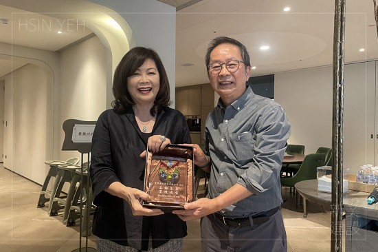 設計觀摩日，感謝同業(yè)的交流與分享，每場參訪尾聲，致上滿滿感謝並贈予紀念獎盃。
新業(yè)建設董事長卓勝隆(右一)與龍寶建設董座張麗莉(左一)
