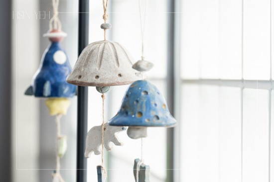 夏日屋簷下懸掛一只陶風(fēng)鈴，隨風(fēng)吹拂，清脆聲響，乘載祝福，將這只溫潤陶藝，化為日常裡一抹愜意風(fēng)景，細數(shù)夏日慢時光。