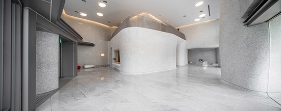 新業(yè)觀峰大廳，將曲牆、曲柱的元素揉入結(jié)構(gòu)體