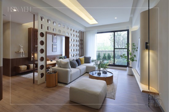 客廳與輕質(zhì)書(shū)房的規(guī)畫(huà)，以開(kāi)放式的格局動(dòng)線銜接，讓原本的客廳變得寬敞明亮，也不失小書(shū)房該有的功能屬性。