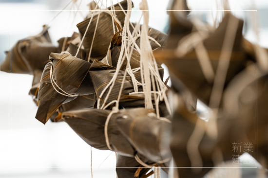 五月五，過端午，一串串的粽子，來自新業(yè)各部門同仁的雙手，上百顆的暖暖心意，全數(shù)捐給 ＃甘霖基金會 。