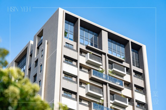 抬頭仰望，整齊劃一的磚瓦線條，工藝美學，展露的藍天，形成一幅壯觀的綺麗畫面。(圖為 新業(yè)–築願景 實景圖)