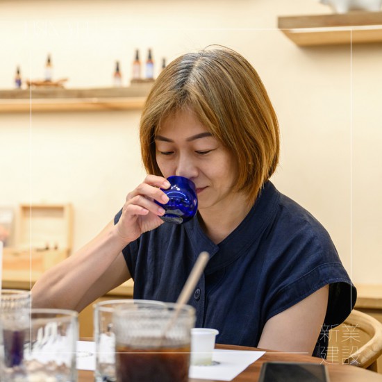 藉由手的溫度溫杯並輕輕搖晃，細(xì)聞橄欖油的果香味，含一口在口中，細(xì)品天然橄欖油所具備的果香味、苦味以及辣味。