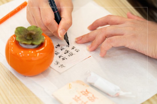 字字句句寫下對家人、好友，或是自己的祝福，將所有的美好封存在此刻，為生活留下印記，增添另一份溫度的回憶。