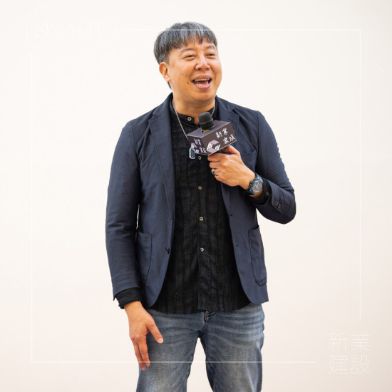 歐耶老師用說故事、演喜劇、辦講座等形式，將即興的快樂感動傳遞給更多人，讓大家在笑聲中，找回愛自己的能力。