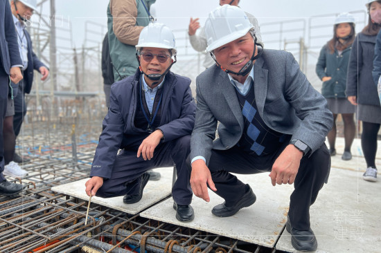 新業(yè)建設創(chuàng)辦人穆椿松先生(圖右)與卓勝隆董事長(圖左)共同扎緊「噴金漆鋼筋」，為上樑儀式注入最深切的期盼。
