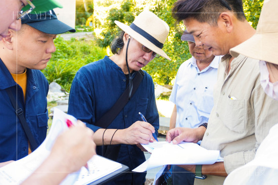 楊家凱建築師(圖中)與新業(yè)建築團隊、景觀設(shè)計團隊，親自到南投、彰化挑選適合的景石與樹種。