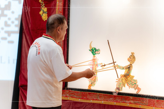 邀請來自高雄–東華皮影劇團(tuán)，敘說家傳七代百年傳承文化，期盼傳遞無形文化資產(chǎn)。(圖中為張榑國團(tuán)長)