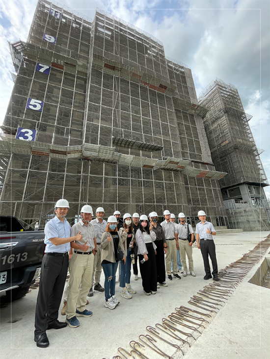 盛夏七月實際到工地場勘，了解新業(yè)秉持安全、品質(zhì)第一，紮穩(wěn)每個馬步，感恩住戶將〝家〞託付給新業(yè)。(圖為 臺中十四期-大塊森濤工地)