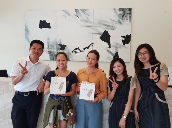 插畫家 邱馨怡 Cinyee Chiu (左二)與妹妹(左三)前來分享『新業(yè)， 一畝田』之喜悅。