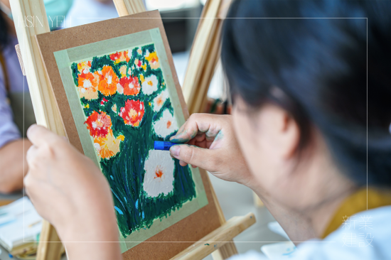 搭配不同顏色和軟硬度的油畫(huà)棒，可以創(chuàng)造出立體感和紋理肌理感，看似油畫(huà)的厚塗立體，描繪著花草的一動(dòng)一靜，彷彿頃刻間漫步在花草叢中。