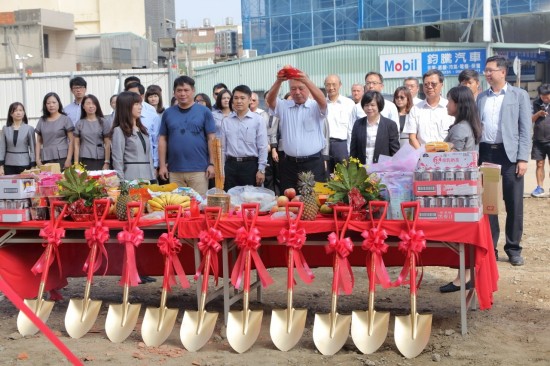 新業(yè)大家長(zhǎng) 穆椿松榮譽(yù)董事長(zhǎng)(左一)為首，新業(yè)【築之細(xì)道】同仁誠(chéng)心祈請(qǐng)土地神，保佑施工過(guò)程的順?biāo)?，奠基順利大吉?>
										<div   id=