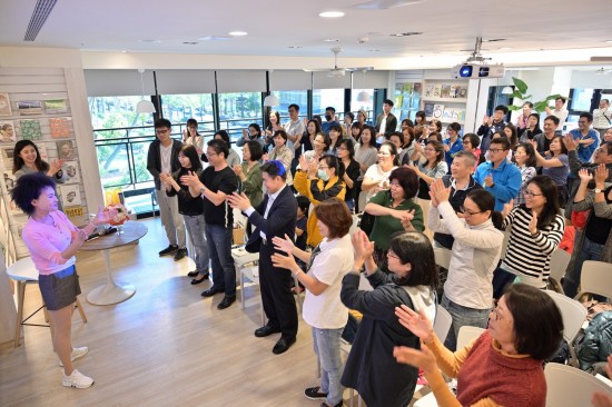 「左拍拍、右拍拍…」這樣的拍手操有助於預(yù)防失智癥，下次遇到值得開(kāi)心與肯定的事，記得不吝借出您的雙手喔！