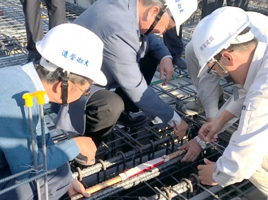 由新業(yè)建設(shè)榮譽董事長穆椿松(中)與卓勝隆董事長(左)代表新業(yè)全體同仁，見證並親自執(zhí)行這重要的一刻！