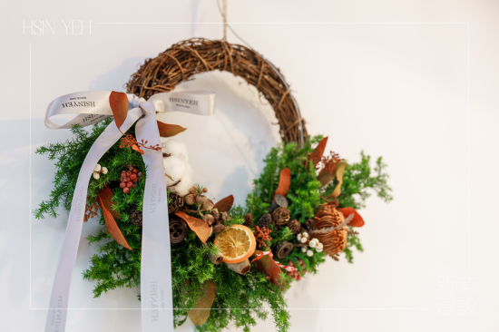 聖誕花圈也稱為『待降花圈』，在拉丁文中是『來(lái)臨』的意思，象徵永恆的生命與期望，更是一份承載許多美好寓意的祝福。