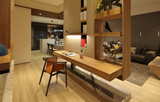 家的一體兩面，動(dòng)與靜的需求都適得其所。
家人可邊看著節(jié)目，邊在電視牆前分享彼此觀點(diǎn)；而當(dāng)話語(yǔ)漸歇，偏愛(ài)安靜的家人，在牆?rùn)櫟牧硪粋?cè)就著光與書(shū)，即可輕易走入自我對(duì)話的世界。