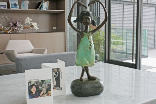 108年度張老師基金會(huì)授證的「心手相連」藝術(shù)品，期盼透過(guò)一個(gè)人接著一個(gè)人，薪火相傳之餘，也將這份公益的熱情與愛(ài)，不斷持續(xù)。