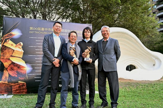 穆椿松榮譽(yù)董事長(zhǎng)（圖片右起）、居研所林宜鋒建築師、新業(yè)建設(shè)卓勝隆董事長(zhǎng)、居研所蕭智夫建築師，懷抱著這項(xiàng)殊榮，新業(yè)團(tuán)隊(duì)會(huì)持續(xù)規(guī)畫更多適居好宅，讓經(jīng)典流傳盛放。