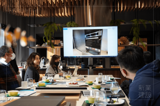 新業(yè)職人團隊以嚴謹?shù)膽B(tài)度看待每次的建案，廚房空間的順暢性，讓主夫主婦輕易上手，完美的廚具櫃是職人在乎的關(guān)鍵。