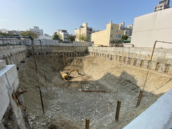 擋土柱穩(wěn)穩(wěn)地紮進地面，為基地開挖必要的守護者。