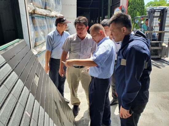 新業(yè)明白一片磁磚也會影響居家的安全，新業(yè)職人團(tuán)隊親自前往位於苗栗的磁磚工廠，針對外牆磚與廠商來回溝通，並確實傳達(dá)更全面的要求與標(biāo)準(zhǔn)。