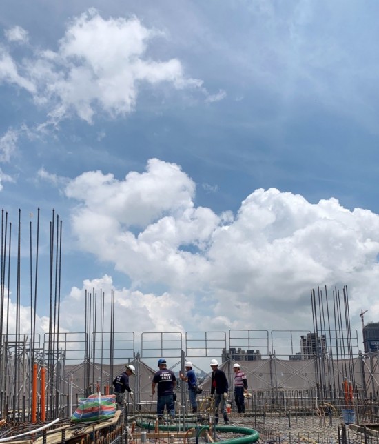 日頭赤炎炎，在「起厝母湯隨便」(臺語)的理念驅使下，工地師傅毫無怠慢之心。