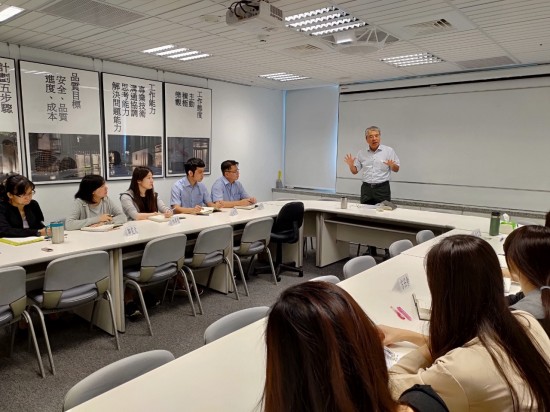 由新業(yè)建設(shè)榮譽(yù)董事長(zhǎng) 穆椿松先生為大家?guī)砩罨逃?，說明新業(yè)成立17年以來堅(jiān)持不懈的服務(wù)理念與職人態(tài)度。