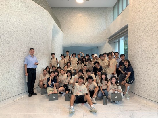 初綻的青春年華，對(duì)建築自有一番見解與看見。透過本次的東海建築營，新業(yè)鼓勵(lì)孩子延伸自我的經(jīng)歷，期許效法隈研吾、伊東豐雄、安藤忠雄等大師風(fēng)範(fàn)，未來也能代表臺(tái)灣在國際佔(zhàn)有一席地位?。拘聵I(yè)觀峰】。