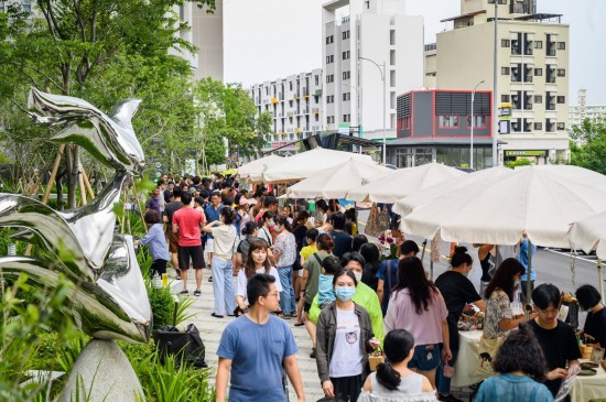 滿滿的人潮讓文青市集充滿著濃濃的人情味，趁著孩子們暑假接近尾聲，以及大人們忙裡偷閒的時光，當(dāng)天好好地「Fun一下」！
