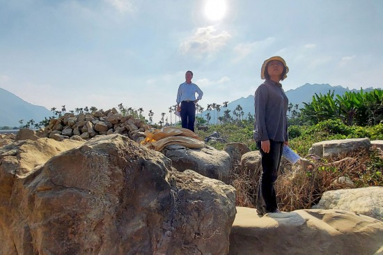 腳下的土石，承托著我們的腳印，新業(yè)職人團(tuán)隊(duì)相信渾然天成的巖石，屬於一大藝術(shù)，並以職人的眼光審視，將大石、小石帶回『大塊森鄰』。