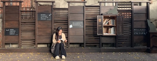 秋風(fēng)颯颯，落葉如雨，晚霞的暖陽也窩進書亭裡。陽光曬得肌膚格外舒服，就像貓依偎在腳邊，不吵也不鬧，給足自己與作者對話的空間。