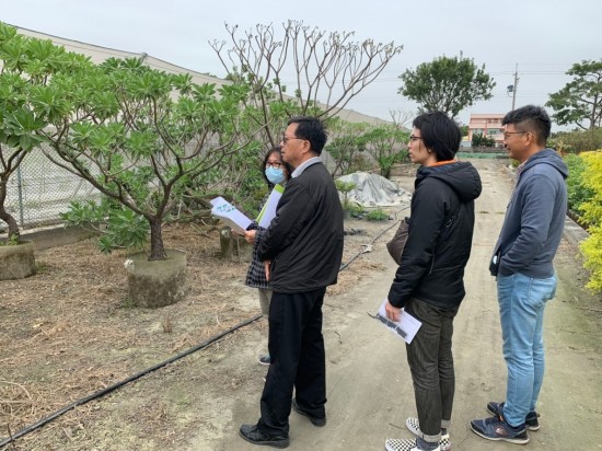 新業(yè)建設(shè)簡福榮總經(jīng)理(左二)與建築團(tuán)隊們親赴產(chǎn)地一一把關(guān)+嚴(yán)選樹種。 