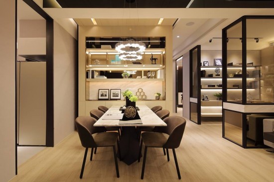 圍繞著長桌，凝聚與朋友間的互動，讓人自然把注意力轉(zhuǎn)移到彼此的談話之間。