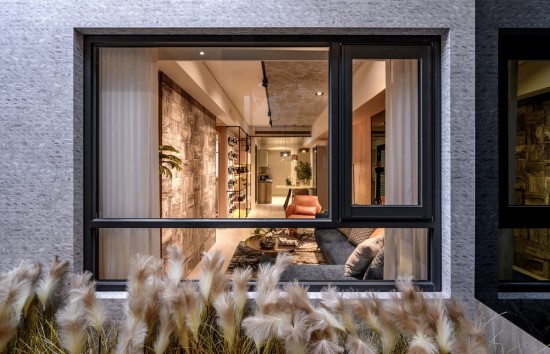 窗臺(tái)邊的蘆葦隨風(fēng)搖曳，宛若翩翩細(xì)羽的葉片，彷若是天使不慎遺落在人間的翅膀，幻化而成的祝福。