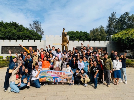 「未」出國，但仍能來場在地深度旅遊！金門戰(zhàn)史印象與在地民俗文化交織成深刻、美好的回憶?。▓D為新業(yè)大家庭於古寧頭戰(zhàn)史館前大合照）
