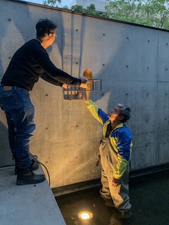 小心翼翼地捧起琉璃燈飾與金屬欄框，在不同高低的位置與角度，看見光影千變的樣貌。
