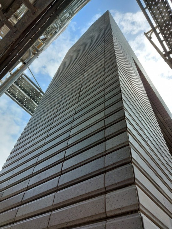 抬頭仰望，整齊劃一的磚瓦線條、隱約展露的藍(lán)天白雲(yún)，形成一幅壯觀的綺麗畫面。