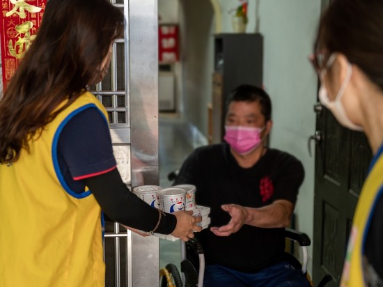 一份份來自甘霖基金會準備的客製化飯包，親手送到長輩手中，新業(yè)也參與志工的行列，送上餐點與暖意。 