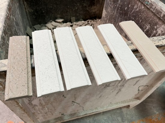 六入磁磚依序排列，由右至左為磁磚各階段製程的樣貌，最初與最終的模樣，就像在素淨的臉上略施脂粉，成為一整面牆美好的「磚」飾。