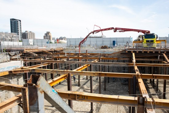 灌漿管延伸入地樑和縱橫相間的筏基柱間，一千三百多坪的基地，紀(jì)錄下開挖的壯闊景象。