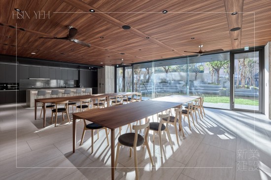 溫煦的日光，灑落在築願(yuàn)景多功能廚藝教室，精選臺(tái)灣手工打造的家俱，修長(zhǎng)的流線比例與細(xì)緻的工藝結(jié)合，使木紋自然的色澤變得鮮明活耀。